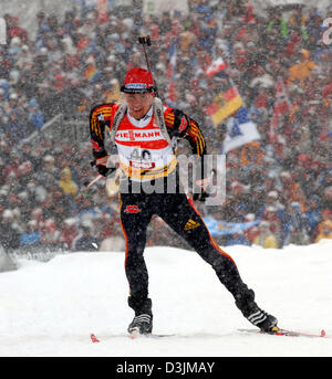 (Dpa) - deutscher Biathlet Michael Greis auf dem Weg nach zweiter und gewinnen Silber Medaille in der Männer 20 K einzelnen Event bei den Biathlon-Weltmeisterschaften in Hochfilzen, Österreich, 9. März 2005. Stockfoto