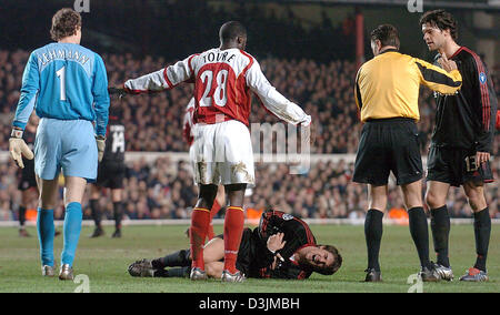 (Dpa) - Arsenal-Torwart Jens Lehmann (L-R) und seinem Teamkollegen Kolo Toure stehen neben Gefoulte Bayern-Mittelfeldspieler Sebastian Deisler beim Schiedsrichter Massimo de Santis versucht, Bayern Michael Ballack während der UEFA Chmapions League zu beruhigen-match zwischen englischen Seite Arsenal London und Deutschlands Bayern München im Highbury-Stadion in London, Vereinigtes Königreich, 9. März 2005. Arsenal gewann den ma Stockfoto