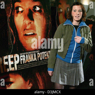 (Dpa) - deutsche Schauspielerin Franka Potente vor dem Filmplakat steht-Werbung "Kriechen" während der "Creep"-Premiere im Kino Cinemaxx Colosseum in Berlin, Deutschland, 9. März 2005. Potente spielt die Hauptrolle in dem Horror-Thriller. Stockfoto