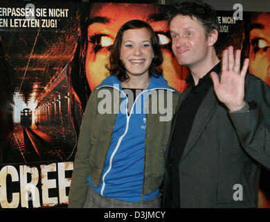 (Dpa) - deutsche Schauspielerin Franka Potente und Regisseur Christopher Smith vor Film Plakatwerbung "Kriechen" während der "Creep"-Premiere im Kino Cinemaxx Colosseum in Berlin, Deutschland, 9. März 2005 stehen. Potente spielt die Hauptrolle in dem Horror-Thriller. Stockfoto