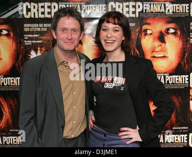 (Dpa) - deutsche Schauspielerin Franka Potente und britischer Regisseur Christopher Smith posieren zusammen vor Filmplakate Förderung ihres neuen Films "Kriechen" vor der Premiere des Films in Köln, Deutschland, 8. März 2005. Der deutsche Veröffentlichungstermin des Films ist am 10. März 2005. Stockfoto