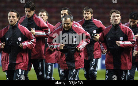 (Dpa) - Felix Magath (C), Trainer der deutschen Fußball-Bundesliga-Fußball-Club FC Bayern München, läuft mit seiner Mannschaft (v.l.) Michael Ballack, Thomas Linke, Hasan Salihamidzic, Sebastian Deisler, Jens Jeremies und Robert Kovac während eine Erwärmung Sitzung über das Spielfeld im Highbury-Stadion in London, UK, 8. März 2005. Deutscher Rekordhalter FC Bayern München bereit für die Runde der Stockfoto