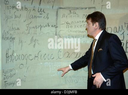 (Dpa) - der neue ukrainische Präsident Viktor Yushchenko untersucht eine Wand mit den Schriften von russischen Soldaten auf sie nach der 1945 Assult auf dem Reichstag in Berlin am Mittwoch, 9. März 2005. Das Highlight von Juschtschenkos zweitägigen Besuch nach Deutschland werden später an diesem Nachmittag seiner Ansprache an die Delegierten und die Abgeordneten des Deutschen Bundestages. Stockfoto