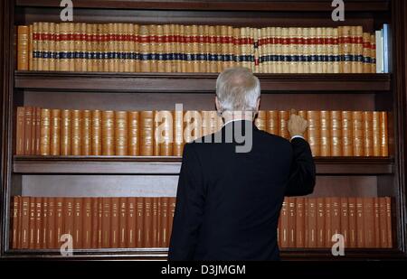 (Dpa) - bayerischen Ministerpräsidenten Edmund Stoiber untersucht ein Bücherregal, wie er, der mexikanische Präsident Vicente Fox im Los Pinos Präsidentenpalast in Mexico City, Mexiko, 7. März 2005 wartet. Stoiber zahlt gegenwärtig einen viertägigen Besuch in Mexiko. Stockfoto