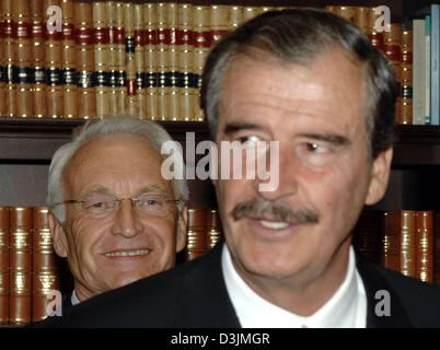 (Dpa) - bayerische Premier Edmund Stoiber (L) steht hinter der mexikanische Präsident Vicente Fox und lächelt im Präsidentenpalast Los Pinos in Mexico City, Mexiko, 7. März 2005. Eine engere Zusammenarbeit mit der EU, Deutschland und Bayern Mexiko interessiert war, sagte Fuchs nach ihrem treffen. Stoiber zahlt derzeit einen viertägigen Besuch in Mexiko. Stockfoto