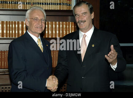 (Dpa) - bayerische Premier Edmund Stoiber (L) und der mexikanische Präsident Vicente Fox die Hände schütteln und Lächeln im Präsidentenpalast Los Pinos in Mexico City, Mexiko, 7. März 2005. Eine engere Zusammenarbeit mit der EU, Deutschland und Bayern Mexiko interessiert war, sagte Fuchs nach ihrem treffen. Stoiber zahlt derzeit einen viertägigen Besuch in Mexiko. Stockfoto