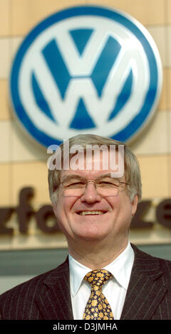 (Dpa) - Bernd Wiedemann, Sprecher des Vorstands der Volkswagen Dienstprogramm Fahrzeuge Devision, lächelt, als er unter das Logo des Unternehmens vor der Bilanz-Pressekonferenz in Hannover, Deutschland, 4. März 2005 steht. Der weltweite Umsatz der Division VW um 33 Prozent und der Umsatz stieg um 28,7 Prozent auf 5855 Milliarden Euro gestiegen. VW bauen rund 295 000 Nutzfahrzeug Stockfoto