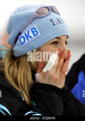 (Dpa) - deutsche Eisschnellläuferin Anni Friesinger feiert nach dem Gewinn der Frauen-5000-Meter-Lauf bei der Eisschnelllauf-WM in Inzell, Deutschland, 6. März 2005. Stockfoto