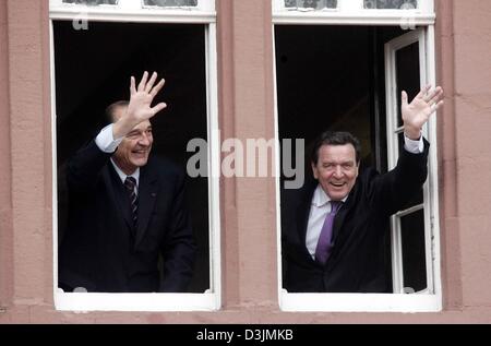 (Dpa) - German Chancellor Gerhard Schroeder (R) und der französische Präsident Jacques Chirac Welle vom Rathaus in Blomberg, Deutschland, 7. März 2005. Das Treffen der beiden Staatsoberhäupter gehörte zu den regelmäßigen Deutsch-französische treffen. Stockfoto