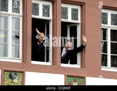 (Dpa) - German Chancellor Gerhard Schroeder (R) und der französische Präsident Jacques Chirac Welle vom Rathaus in Blomberg, Deutschland, 7. März 2005. Das Treffen der beiden Staatsoberhäupter gehörte zu den regelmäßigen Deutsch-französische treffen. Stockfoto