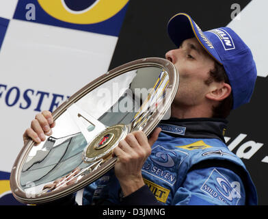 (Dpa) - italienischer Formel-1-Fahrer Giancarlo Fisichella (Renault) küsst seine Trophäe und jubilates auf dem Podium nach dem Gewinn der Australian Grand Prix in Melbourne, Australien, 6. März 2005. Fisichella siegte vor Brasilianer Rubens Barrichello und Fernando Alonso Spanien. Stockfoto