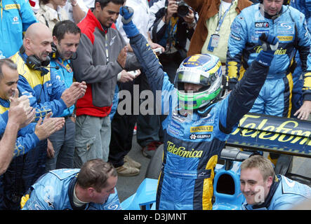 (Dpa) - jubilates italienischer Formel-1-Fahrer Giancarlo Fisichella (Renault), wie er in seinem Auto aufrecht steht, nach dem Gewinn der Australian Grand Prix in Melbourne, Australien, 6. März 2005. Fisichella siegte vor Brasilianer Rubens Barrichello und Fernando Alonso Spanien. Stockfoto