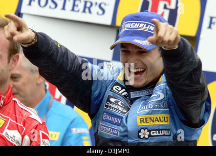 (Dpa) - italienischer Formel-1-Fahrer Giancarlo Fisichella (Renault) jubelt und jubilates auf dem Podium nach dem Gewinn der Australian Grand Prix in Melbourne, Australien, 6. März 2005. Fisichella siegte vor Brasilianer Rubens Barrichello und Fernando Alonso Spanien. Stockfoto