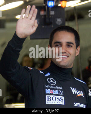 (Dpa) - kolumbianische Formel-1-Fahrer Montoya (McLaren Mercedes) winkt und lächelt in die Formel1-Rennstrecke im Albert Park in Melbourne, Australien, 5. März 2005. Stockfoto