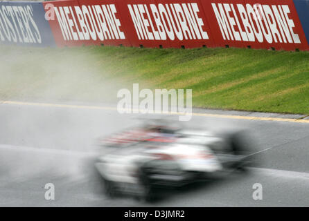 (Dpa) - japanische Formel 1 Fahrer Takuma Sato treibt seine BAR-Honda während des Trainings rund um die Formel-1-Rennstrecke im Albert Park in Melbourne, Australien, 5. März 2005. Stockfoto