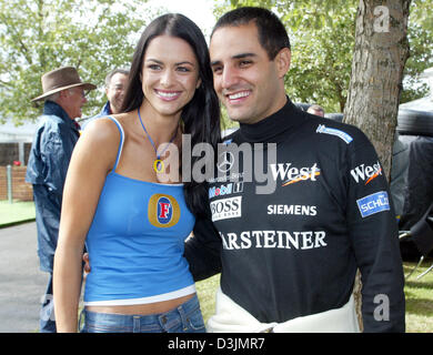 (Dpa) - stellt kolumbianische Formel-1-Fahrer Montoya (McLaren Mercedes) mit Grid Girl Melanie-Jade Netherclift (L), bei der Grand Prix-Strecke im Albert Park in Melbourne, Australien, 5. März 2005. Stockfoto