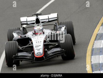 (Dpa) - kolumbianische Formel-1-Fahrer Montoya fährt seinen McLaren Mercedes Training rund um die Grand Prix Rennstrecke im Albert Park in Melbourne, Australien, 4. März 2005. Stockfoto