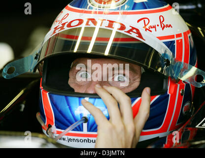 (Dpa) - britische Formel-1-Fahrer Jenson Button (BAR-Honda) sitzt in seinem Cockpit während einer Übung auf der Grand Prix Rennstrecke im Albert Park in Melbourne, Australien, 4. März 2005. Der erste Grand Prix der Saison 2005 startet am 6. März 2005. Stockfoto