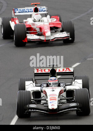 (Dpa) - japanische Formel Eins Fahrer Takuma Sato (unten, BAR-Honda) und italienischen Jarno Trulli ihren Rennwagen fahren während eines Trainings rund um die Grand Prix Rennstrecke im Albert Park in Melbourne, Australien, 4. März 2005. Der erste Grand Prix der Saison 2005 startet am 6. März 2005. Stockfoto