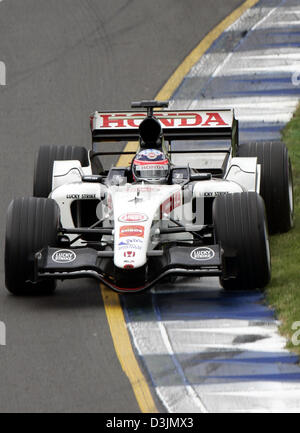 (Dpa) - japanische Formel-1-Fahrer Takuma Sato treibt seine BAR-Honda während eines Trainings rund um die Grand Prix Rennstrecke im Albert Park in Melbourne, Australien, 4. März 2005. Der erste Grand Prix der Saison 2005 startet am 6. März 2005. Stockfoto