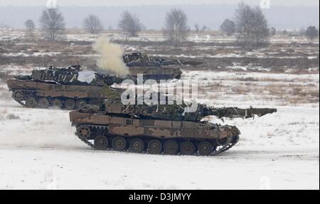 (Dpa) - Leopard II Panzer in praktischen Übungen auf der Kampfzone der Bundeswehr-Truppenübungsplatz Altmark in Letzlingen, Deutschland, 3. März 2005 engagieren. German Defence Minister Peter Struck und sein russischer Amtskollege Sergej Ivanov beobachtet die Tanks während ihrer Ausbildung. Deutschland und Russland planen eine engere militärische Zusammenarbeit für die Zukunft. Eine spezielle Provision mit Schwerpunkt auf das Thema Stockfoto