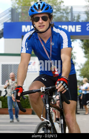 (Dpa) - kommt britischer Formel-1-Fahrer Jenson Button (BAR-Honda) mit seinem Fahrrad auf der Grand Prix Rennstrecke im Albert Park in Melbourne, Australien, 2. März 2005. Der erste Grand Prix der Saison 2005 startet am 6. März 2005. Stockfoto