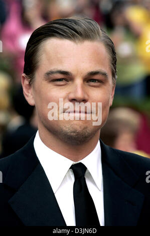 (Dpa) - US-Schauspieler Leonardo DiCaprio lächelt, als er für die 77. Oscarverleihung im Kodak Theatre in Los Angeles, Kalifornien, USA, 27. Februar 2005 ankommt. Stockfoto
