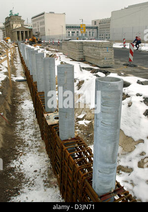 (Dpa) - eine Reihe von Betonsäulen stehen dann in einem Graben auf einer Baustelle der künftigen US-Botschaft am Brandenburger Tor (L, zurück) in Berlin, 1. März 2005. Die Spalten sollen die Sicherheit der Botschaft zu erhöhen, wird voraussichtlich im Frühjahr 2008 abgeschlossen werden. Stockfoto