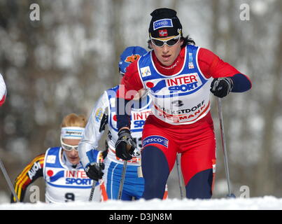 (Dpa) - Norwegens Marit Bjoergen (vorne) führt das Feld während der Frauen 30 Kilometer Langlauf Event bei der nordischen Ski-WM in Oberstdorf, Deutschland, 26. Februar 2005. Am Ende gewann Bjoergen Gold. Bjoergen gewann insgesamt drei Goldmedaillen, zweimal Silber und ein Bonze Kennzeichnung des erfolgreichsten Athlet in der diesjährigen Weltmeisterschaften. Stockfoto