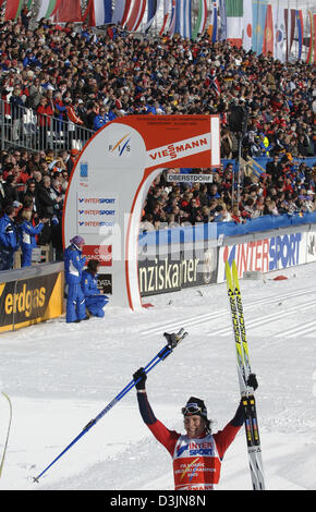 (Dpa) - Norwegens Marit Bjoergen (R, unten) jubelt und jubilates vor Zuschauern nach dem Gewinn der Frauen 30 Kilometer Langlauf Event bei der nordischen Ski-WM in Oberstdorf, Deutschland, 26. Februar 2005. Bjoergen gewann drei Goldmedaillen, zweimal Silber und ein Bonze Medaille Kennzeichnung des erfolgreichsten Athlet in der diesjährigen Weltmeisterschaften. Stockfoto