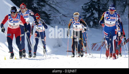 (Dpa) - Norwegens Marit Bjoergen (vorne, L, Nr. 3) führt das Feld der Langläufer zum Jahresbeginn die Frauen 30 km Langlauf Event bei der nordischen Ski-WM in Oberstdorf, Deutschland, 26. Februar 2005. Am Ende gewann Bjoergen Gold. Bjoergen gewann insgesamt drei Goldmedaillen, zweimal Silber und ein Bonze Kennzeichnung des erfolgreichsten Athlet in t Stockfoto