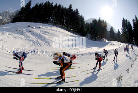 (Dpa) - deutsche Skilangläuferin Claudia Kuenzel (C, Front) Rennen bergab in die Frauen 30 km Langlauf Event bei der nordischen Ski-WM in Oberstdorf, Deutschland, 26. Februar 2005. Am Ende nahm Kuenzel siebten Platz. Stockfoto