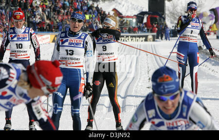 (Dpa) - deutsche Skilangläuferin Claudia Kuenzel (C, Rücken, Nr. 9) erreicht die Ziellinie hinter (v.l) Russlands Larissa Kurkina (Nr. 10) Finnland Aino Kaisa Saarinen (Nr. 13) und des tschechischen Katerina Neumannová (Nr. 1) bei den Frauen 30 km Langlauf Event bei der nordischen Ski-WM in Oberstdorf, Deutschland, 26. Februar 2005. Kuenzel nahm siebten Stockfoto