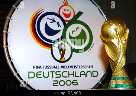 (Dpa) - etwa 470 Tage vor dem offiziellen Start der FIFA Fußball WM 2006 in Deutschland steht eine Nachbildung des WM-Pokal vor der WM Logo im Rathaus in Hannover, Deutschland, 24. Februar 2005. Während der 18. Countdown-Party war das Hauptthema der Gespräche die Vorbereitungen für die bevorstehende WM-Spiele. Stockfoto