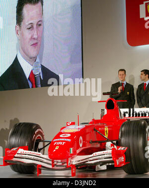 (Dpa) - deutsche Formel 1 Welt-Champion Michael Schumacher (L) und spanischen Testfahrer Marc Gene im Bild während der Präsentation des neuen Ferrari F 2005 Rennwagen in Maranello, Italien, 25. Februar 2005. Stockfoto