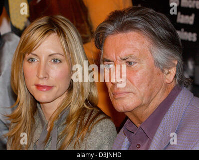 (Dpa) - Lady Heather Mills, Ehefrau des ehemaligen Beatle Mitglied McCartney und Französisch Schauspieler und UNICEF-Botschafter Pierre Brice nebeneinander, während einer Pressekonferenz anlässlich der Charity-Gala "Adopt-A-Minefield" in Neuss, Deutschland, 24. Februar 2005 sitzen. Die Gala findet zum ersten Mal in Deutschland am Samstag, 28. Mai 2005 und der Erlös wird gespendet werden, um zu profitieren Stockfoto