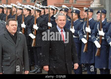 (Dpa) - US-Präsident George W. Bush ist mit militärischen Ehren begrüßt, während Bundeskanzler Gerhard Schroeder neben ihm im Innenhof des Kurfürstlichen Schlosses in Mainz, Deutschland, 23. Februar 2005 steht. Bush und Schröder möchten Ziele für die künftige deutsche amerikanische Zusammenarbeit einrichten. Stockfoto