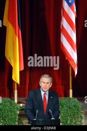 (Dpa) - US Präsident George W. Bush hält eine Rede vor dem Mittagessen mit geladenen Gästen im Schloss in Mainz, Deutschland, Mittwoch, 23. Februar 2005. Bush besucht ein-Tag-nach Deutschland. Stockfoto