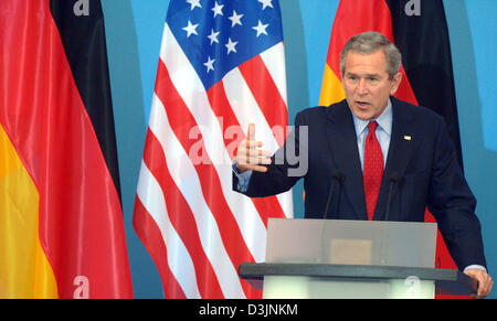 (Dpa) - US-Präsident George W. Bush beantwortet Fragen der Journalisten während einer Pressekonferenz in Mainz, den 23. Februar 2005. Zuvor traf er sich mit Bundeskanzler Schroeder für eine halbe Stunde Vortrag im Schloss in Mainz. Schwerpunkt des Treffens war die Konsolidierung der deutschen amerikanischen Beziehungen, die Situation im Irak, den Nahen Osten und der Iran. Stockfoto