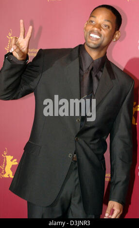 (Dpa) - US-Schauspieler und Sänger Will Smith posiert für die Fotografen bei der Präsentation der US-Film "Hitch" auf der 55. Berlinale international Filmfestival in Berlin, Deutschland, 18. Februar 2005. Stockfoto