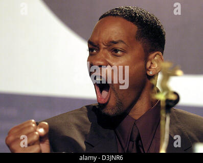 (Dpa) - US-Schauspieler und Sänger Will Smith spricht bei der Präsentation der US-Film "Hitch" auf der 55. Berlinale international Filmfestival in Berlin, Deutschland, 18. Februar 2005. Stockfoto