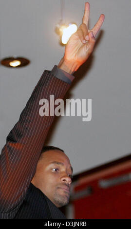 (Dpa) - US-Sänger und Schauspieler Will Smith gibt die Victory-Zeichen, während er für die Präsentation des US-Films kommt "Hitch" auf der 55. Berlinale international Filmfestival in Berlin, Deutschland, 18. Februar 2005. Stockfoto