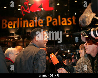 (Dpa) - US-Schauspieler und Sänger Will Smith ist von Journalisten und Fans umgeben, während er für die Darstellung der US-Film "Hitch" auf der 55. Berlinale international Filmfestival in Berlin, Deutschland, 18. Februar 2005 ankommt. Stockfoto