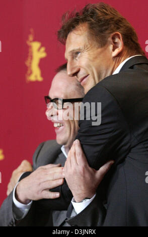 (Dpa) - irischer Schauspieler Liam Neeson (R) und US-Regisseur Bill Condon umarmen einander während der Berlinale-Pressekonferenz für den Film "Kinsey", ist der Abschlussfilm von der Berlinale international Filmfestival in Berlin, Deutschland, 19. Februar 2005. Stockfoto