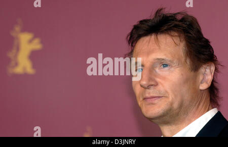 (Dpa) - irischer Schauspieler Liam Neeson für Fotografen während der 55. Berlinale Internationalen Filmfestspiele in Berlin, Deutschland, 19. Februar 2005 lächelt. Neeson präsentierten den Film "Kinsey", die der Abschlussfilm der Berlinale war. Stockfoto