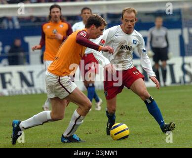 (Dpa) - Hamburg Mittelfeldspieler David Jarolim (R) und Kaiserslautern Timo Wenze Kampf um den Ball in der deutschen Bundesliga match zwischen der Hamburger SV und FC Kaiserslautern in der AOL Arena in Hamburg, Deutschland, 19. Februar 2005. Hamburg 2: 1 gewonnen. Stockfoto