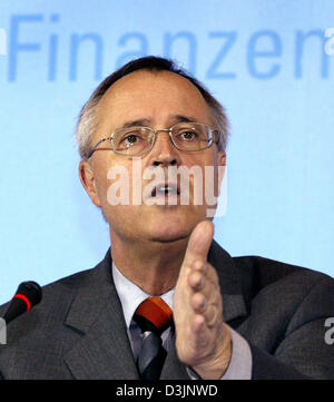 (Dpa) - der deutsche Finanzminister Hans Eichel beantwortet Fragen der Journalisten an das Bundesministerium der Finanzen in Berlin, Deutschland, 21. Februar 2005. Der Politiker erklärte während einer Pressekonferenz, dass Schwarzarbeit in Deutschland noch weiter sinken wird. Eichel zugeschrieben die Abnahme strengere Zollkontrollen sowie Reformen der Bundesregierung. Stockfoto