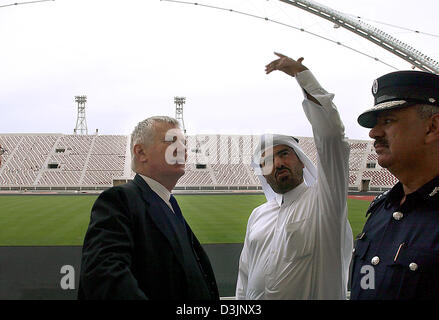 (Dpa) - deutsche Minister Innenminister Otto Schily (L), besucht ein Fußballstadion in Manama, Bahrain, 13. Februar 2005. Unter anderem Schily aufgeholt auf die Ausbildung von irakischen Polizisten von der deutschen Bundespolizei in den Vereinigten Arabischen Emiraten (VAE) und Bahrains Rolle in den Bau einer Polizei in Afghanistan während seines dreitägigen Besuchs in Katar, Bahrain und die Stockfoto