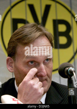 (Dpa) - Hans-Joachim Watzke, Geschäftsführer der deutschen Bundesliga Fußballverein Borussia Dortmund, berührt sein Auge während einer Pressekonferenz im Westfalenstadion in Dortmund, Deutschland, 17. Februar 2005. Fußballclub BvB Borussia Dortmund kündigte am Donnerstag, die der Verein Gesicht eine "Existenz-bedrohende Ertrags- und Finanzlage". Stockfoto