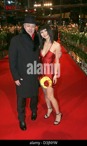 (Dpa) - Dieter Kosslick, Direktor der internationalen Filmfestspiele Berlinale und chinesische Schauspielerin Bai Ling, Mitglied der Berlinale-Jury, kommen für die Präsentation des Films "Sophie Scholl - die letzten Tage (Deutschland) während der 55. Berlinale in Berlin, Deutschland, 13. Februar 2005. Insgesamt 21 Filme konkurrieren um den goldenen und silbernen Bären Preise auf der Berlinale. Stockfoto